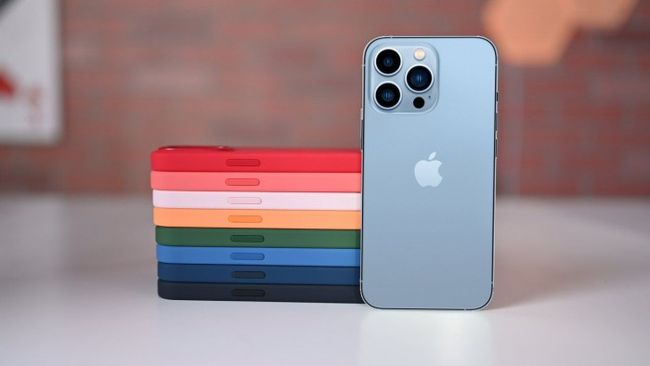 iPhone 13 Pro硅膠保護(hù)套上手：尺寸問題值得注意